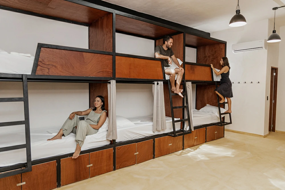 8 Bed Mixed Room